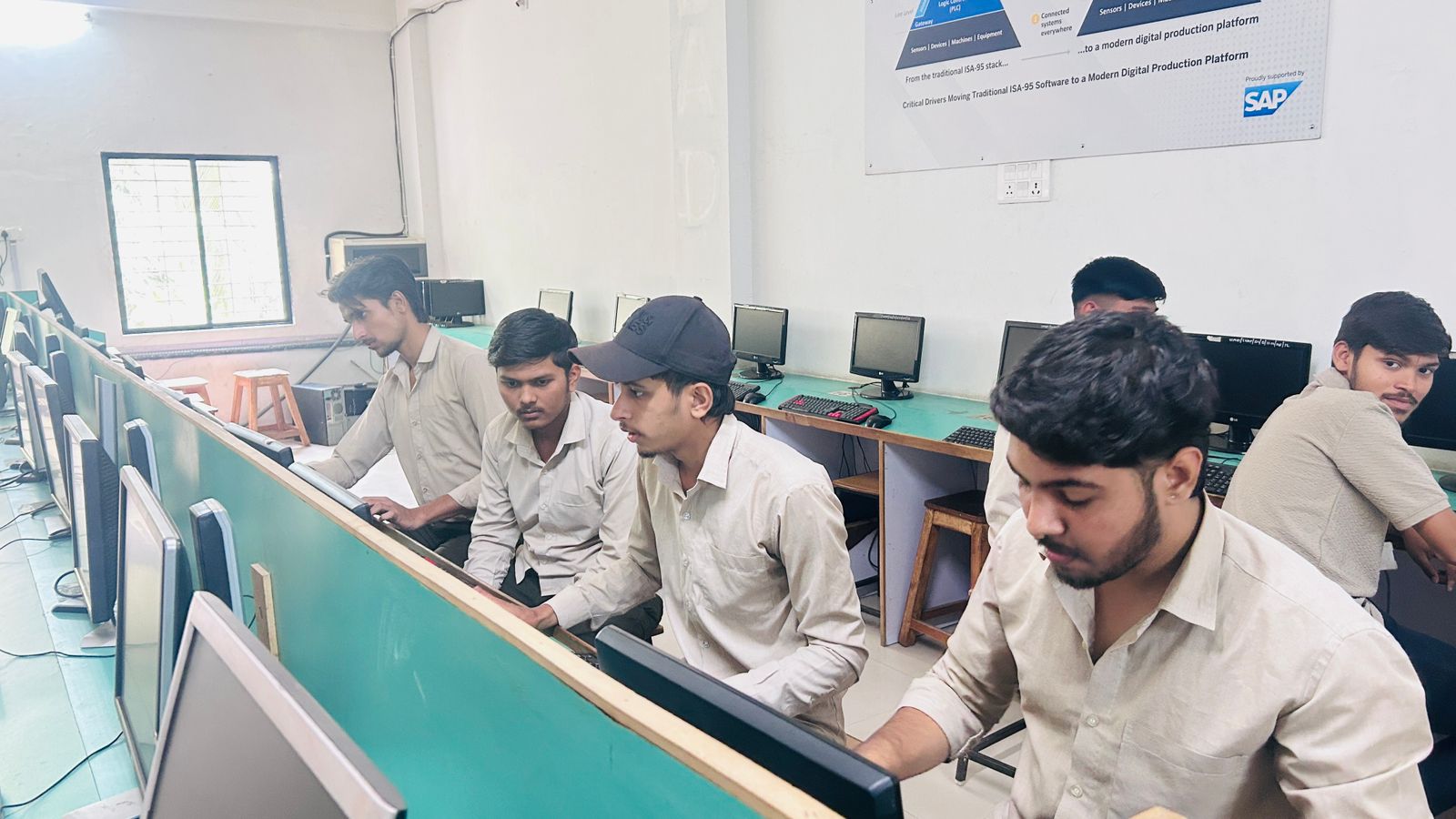 Vidhyadeep University computer lab